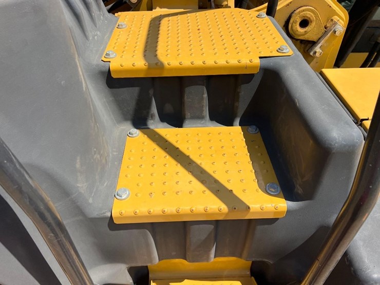 2018-caterpillar-320-image-16