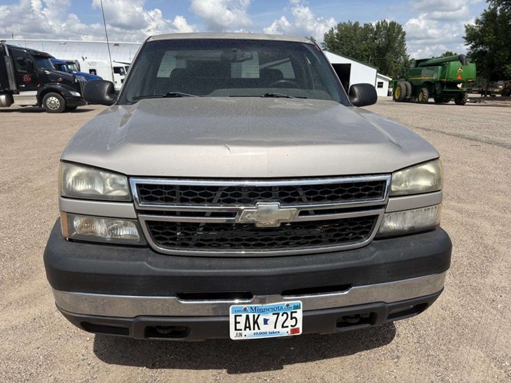 2006-chevy-silverado-2500hd-lt,-4x4,-6.0l,-auto-trans,-reg-cab,-8’-box,-pw,-auto-lights,-power-drive-image-8