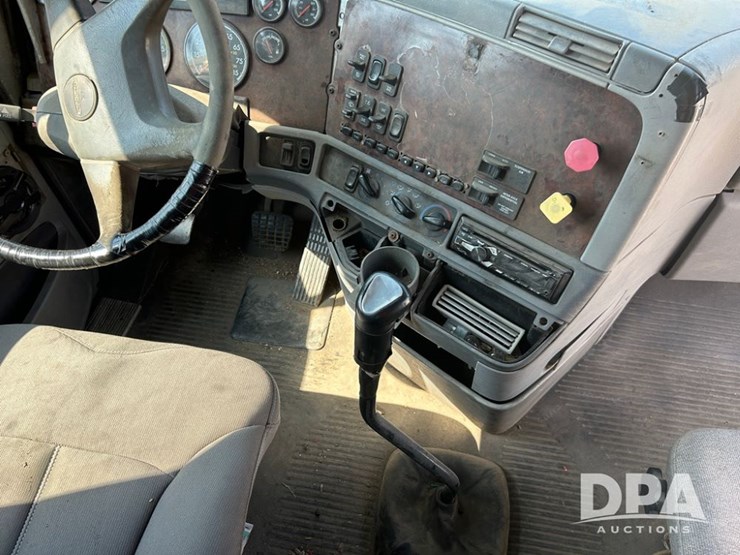 2001-freightliner-dry-tender-truck-(cp0656,-unit-28070)-image-40
