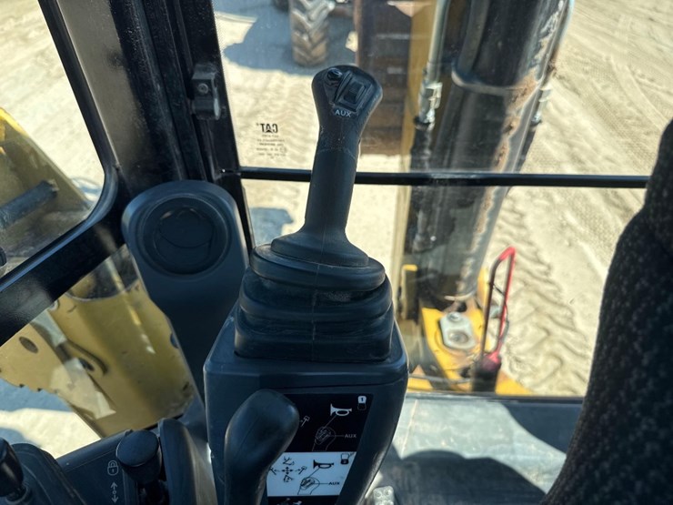 2019-caterpillar-420f2-image-31
