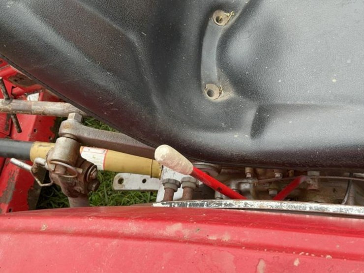 #124-•-massey-ferguson-mf210-tractor-image-48
