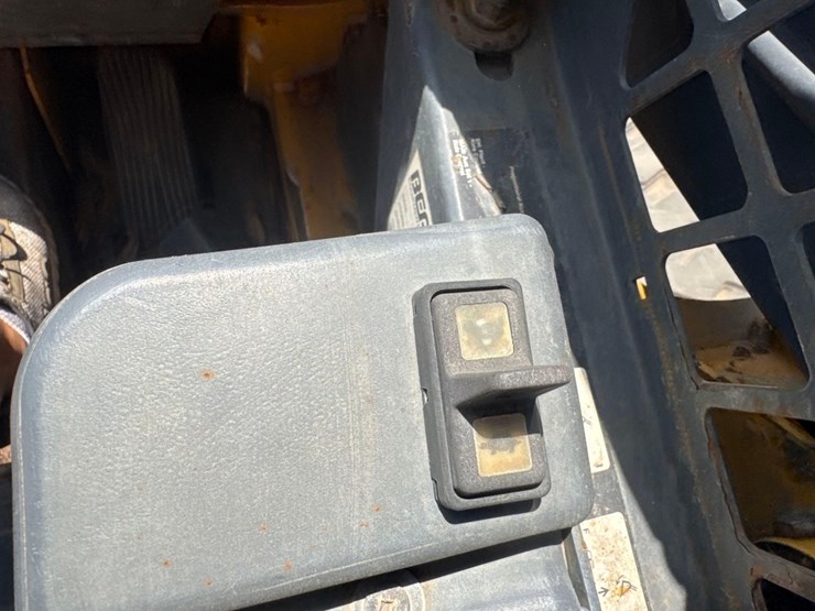 2018-deere-317g-image-35