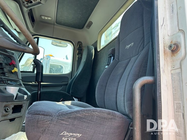 2002-freightliner-columiba-day-cab-truck-(cp0659,-unit-28071)-image-26