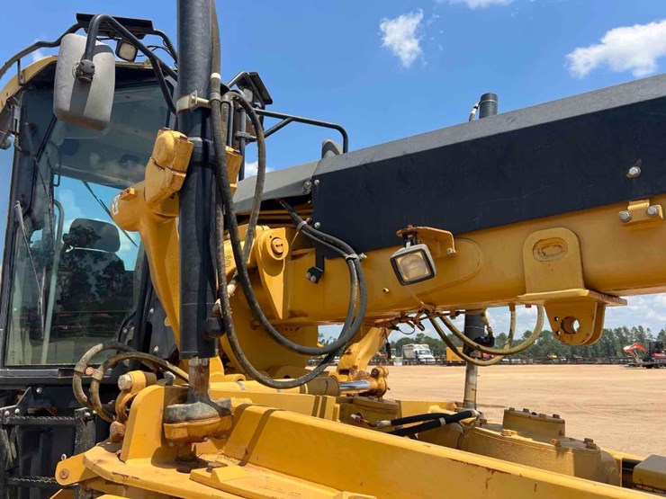 2011-caterpillar-12m-image-23