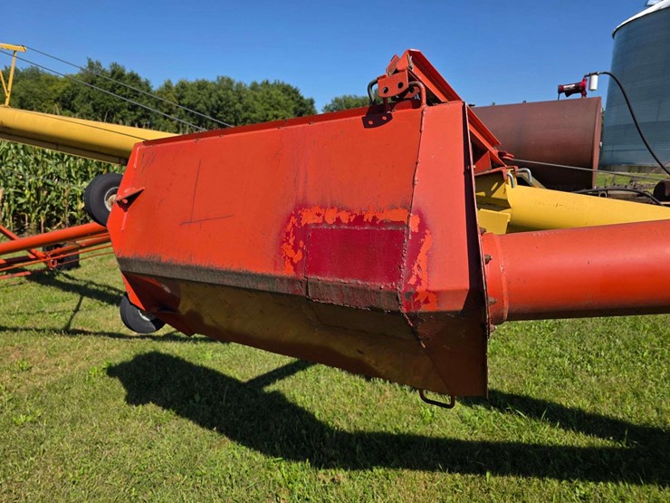 westfield-mk-8"-x-61'-auger-with-single-auger-swing-hopper,-hydraulic-lift,-15"-tires-*one-will-need-image-20