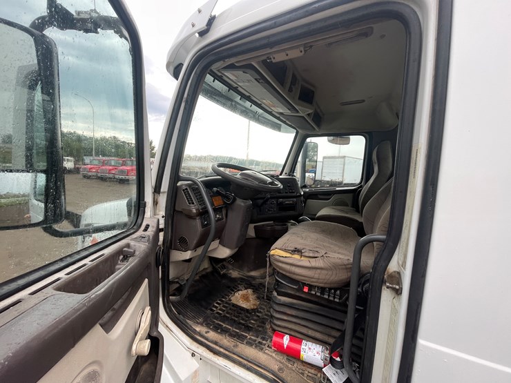 #2146-•-2012-volvo-d13-truck-tractor-(has-mn-title)-image-18