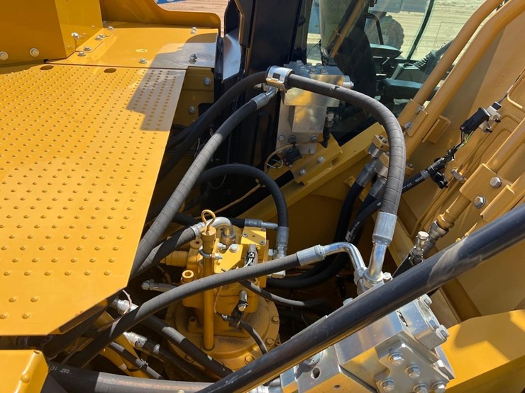 2019-caterpillar-330gc-image-17