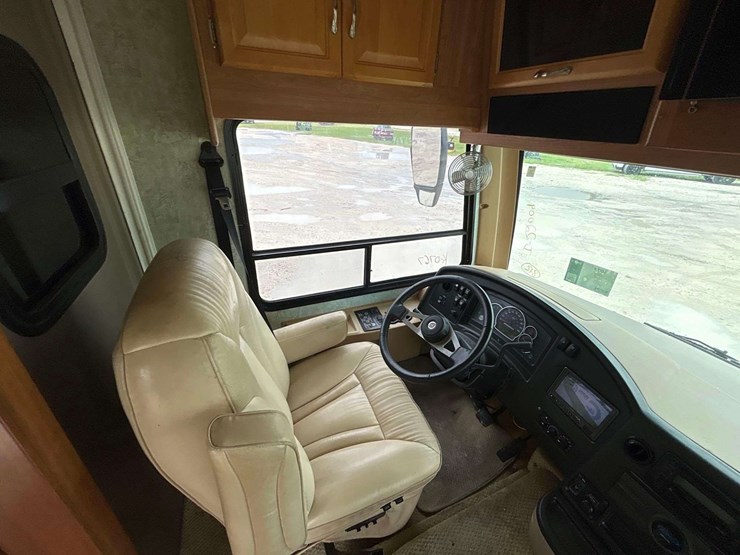 2007-national-rv-dolphin-35ft-class-a-motorhome-image-20
