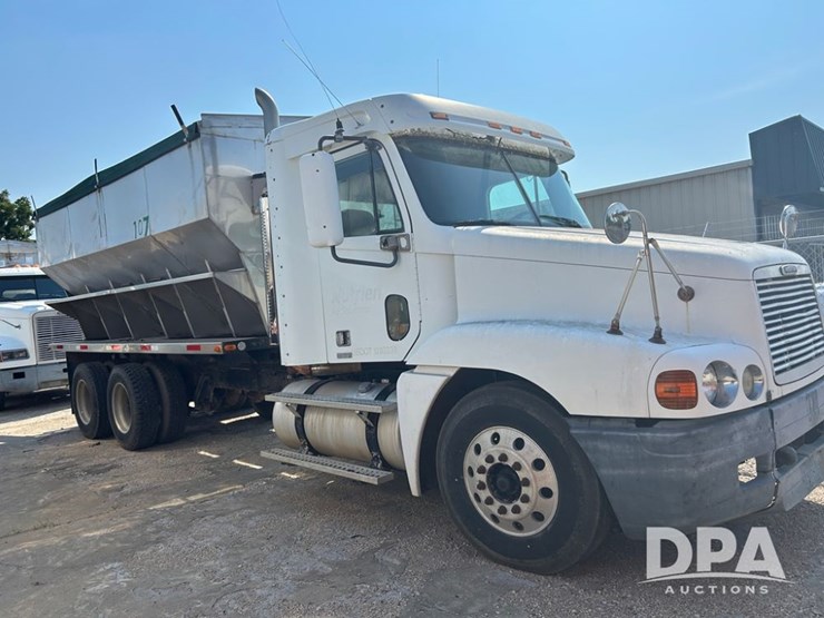 2001-freightliner-dry-tender-truck-(cp0656,-unit-28070)-image-1