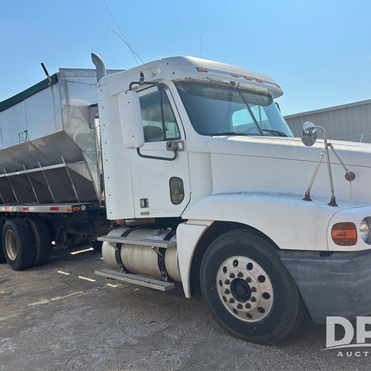 2001 Freightliner Dry Tender Truck (CP0656, Unit 28070)