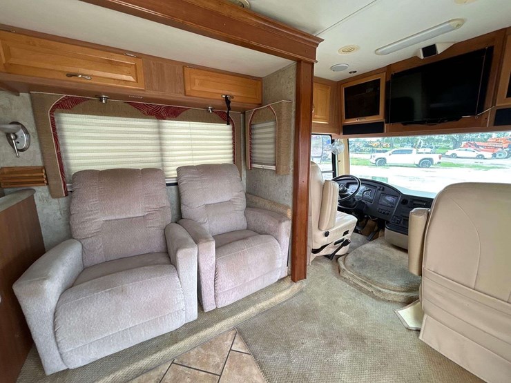 2007-national-rv-dolphin-35ft-class-a-motorhome-image-10
