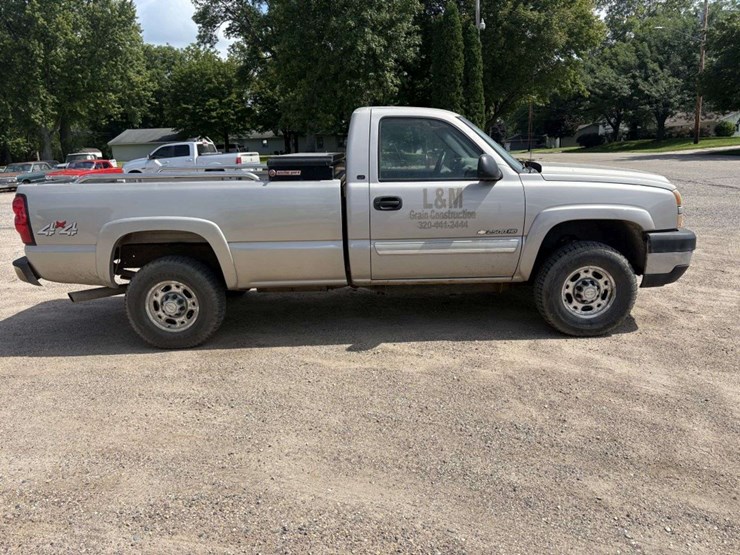 2006-chevy-silverado-2500hd-lt,-4x4,-6.0l,-auto-trans,-reg-cab,-8’-box,-pw,-auto-lights,-power-drive-image-3