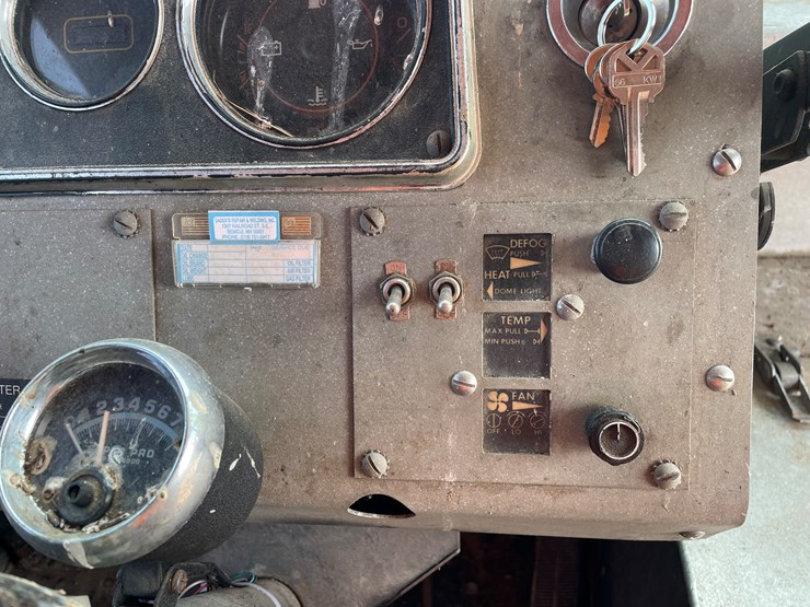 #2144-•-1982-chevrolet-kurbmaster-box-truck-(has-mn-title)-image-9