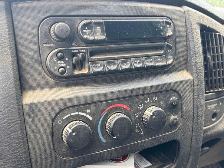 2004-dodge-1500-image-17