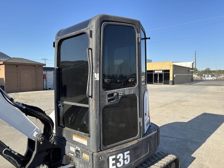 2009-bobcat-e35-image-25