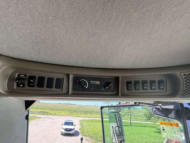 2009-case-ih-8120-image-29
