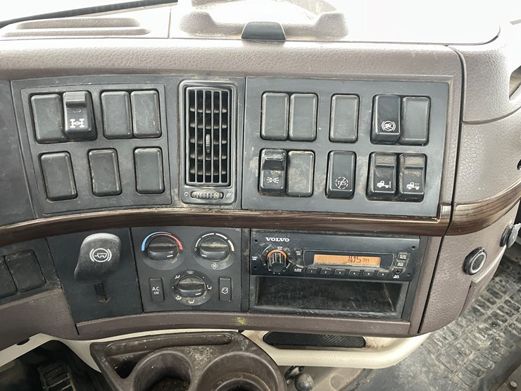 #2146-•-2012-volvo-d13-truck-tractor-(has-mn-title)-image-21