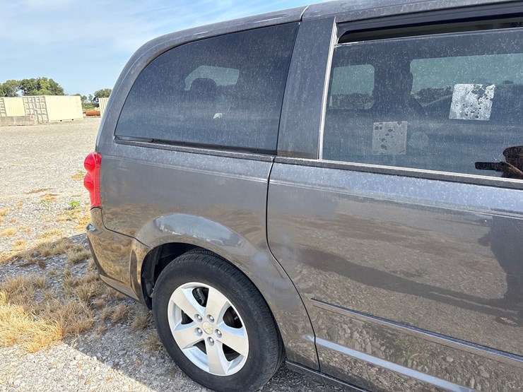 2015-dodge-grand-caravan-image-14