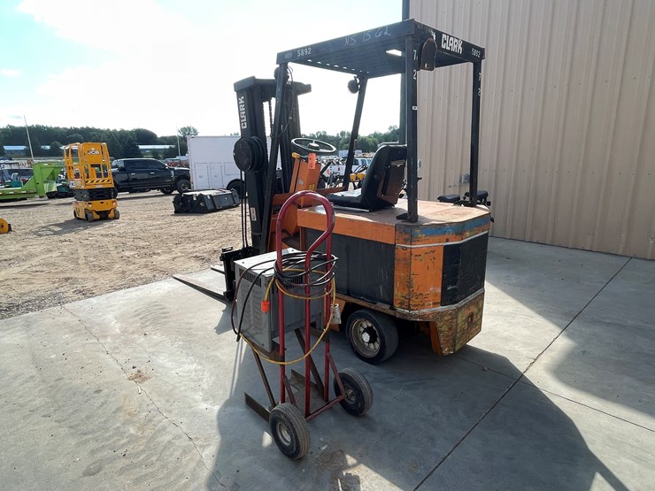 #2021-•-clark-forklift-with-charger-image-2