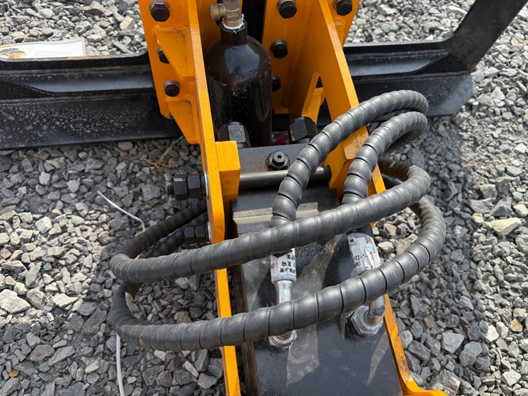 #2000-•-#26323-•-unused-giyi-skid-steer-post-driver-dzc6802507154-image-8