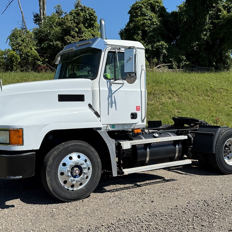#24 • 2001 MACK SINGLE AXLE ROAD TRACTOR