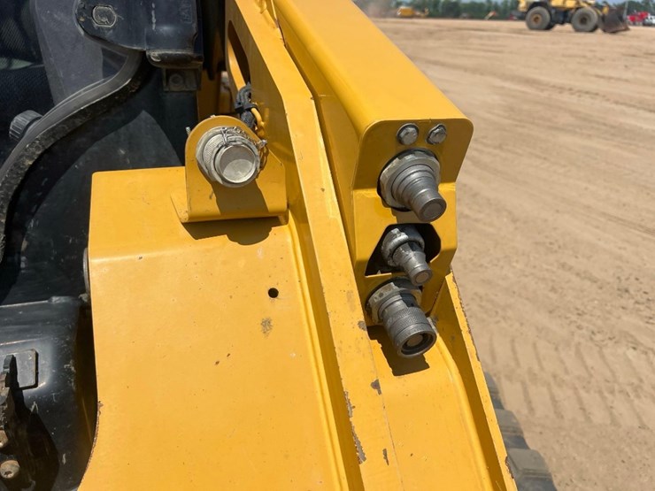 2023-caterpillar-279d3-image-11