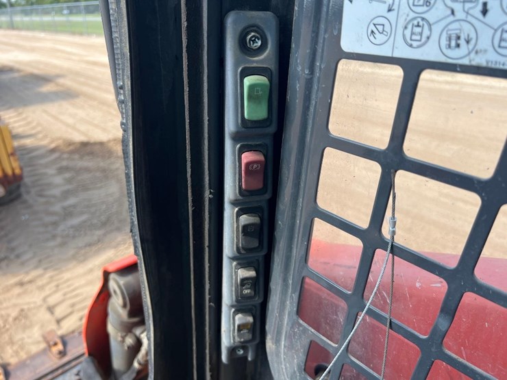 2022-kubota-ssv75-image-25