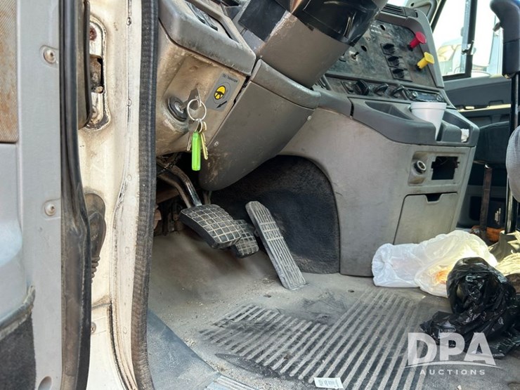 2002-freightliner-columiba-day-cab-truck-(cp0659,-unit-28071)-image-25