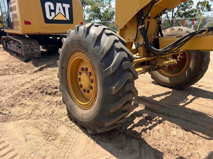 2011-caterpillar-12m-image-28