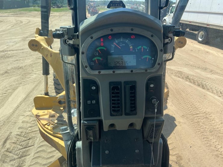 2011-caterpillar-140m2-image-35