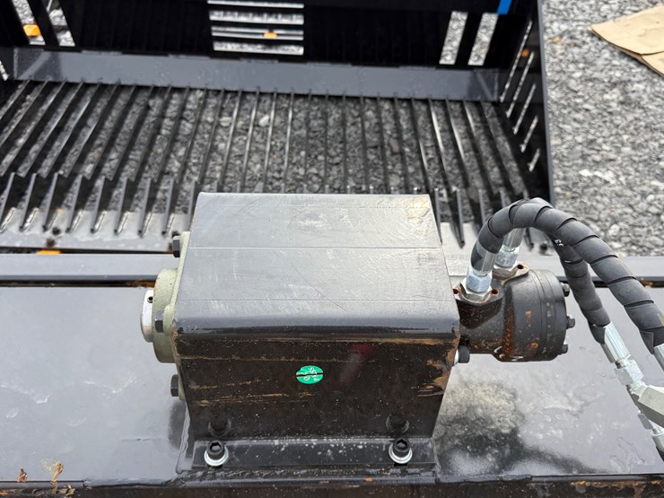 #2000-•-#26351-•-unused-giyi-59"-skid-steer-screening-bucket-dzdd2507130-image-13