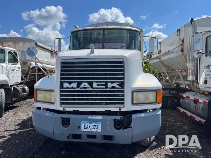 2002-mack-ch613-image-2