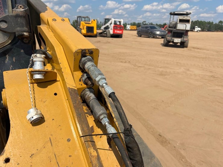 2015-caterpillar-299d-image-11