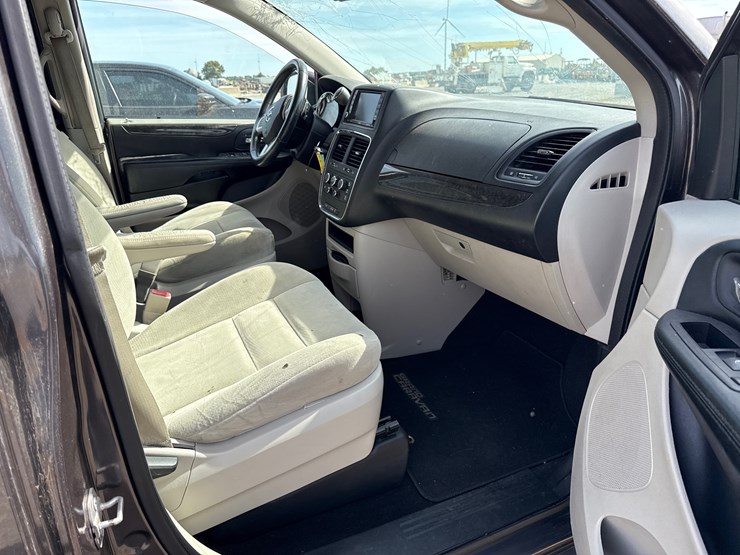 2015-dodge-grand-caravan-image-43