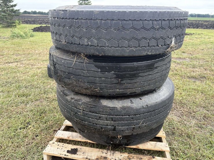 (4)-11r22.5-truck-tires-on-rim-clamp-rims,-used,-buying-all-for-one-money-image-3
