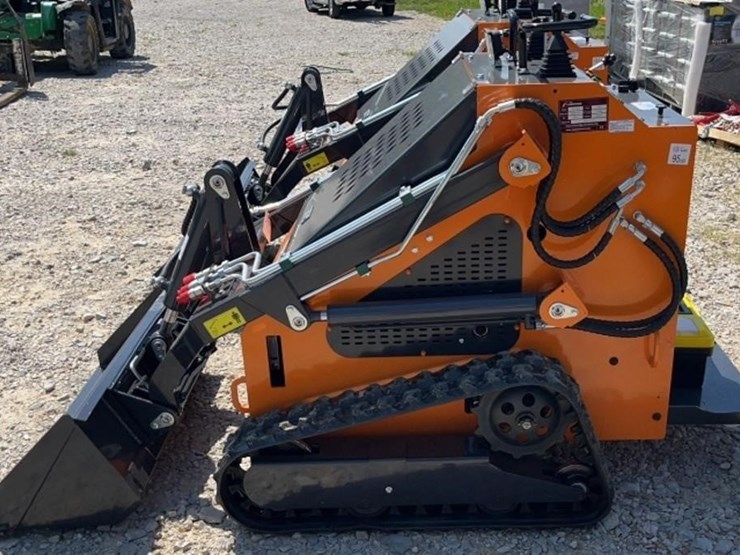 landhero-ldh-t460-mini-skid-steer-image-1