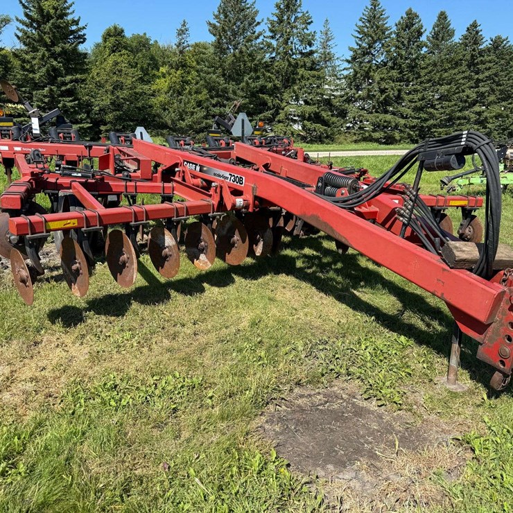 Case IH 730B Ecolo-Tiger Disk Ripper, Rear Leveler, 30” Spacing, 2 Bearings are out but 2 good used