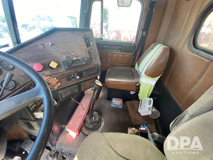 1998-freightliner-dry-tender-truck-(pz13844,-unit-28643)-image-11
