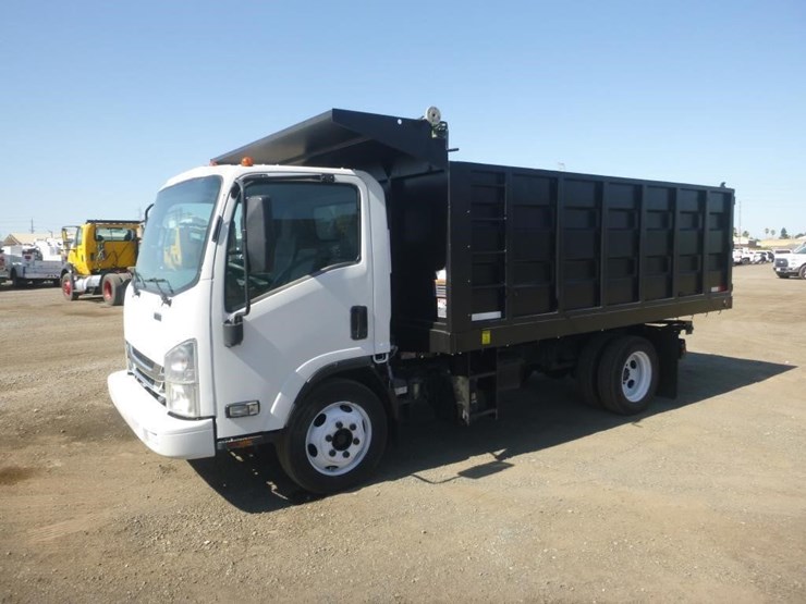 2017-isuzu-nqr-image-1
