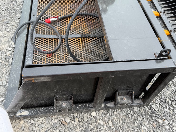 #2000-•-#26351-•-unused-giyi-59"-skid-steer-screening-bucket-dzdd2507130-image-15