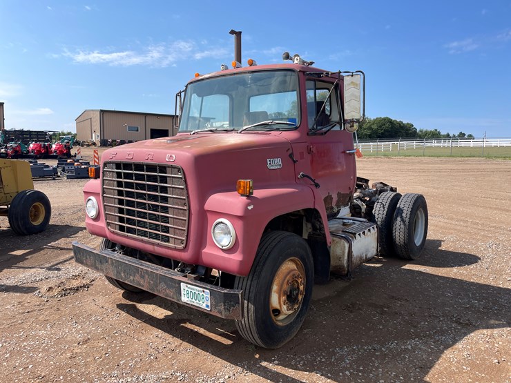 1981-ford-8000-image-1