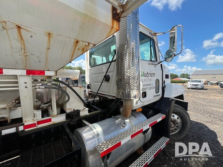 2002-mack-ch613-image-17