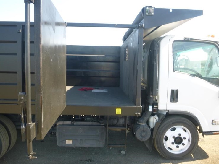 2017-isuzu-nqr-image-13