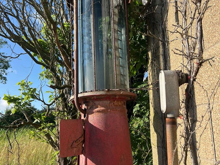 gilbert-&-barker-visible-gas-pump-image-9