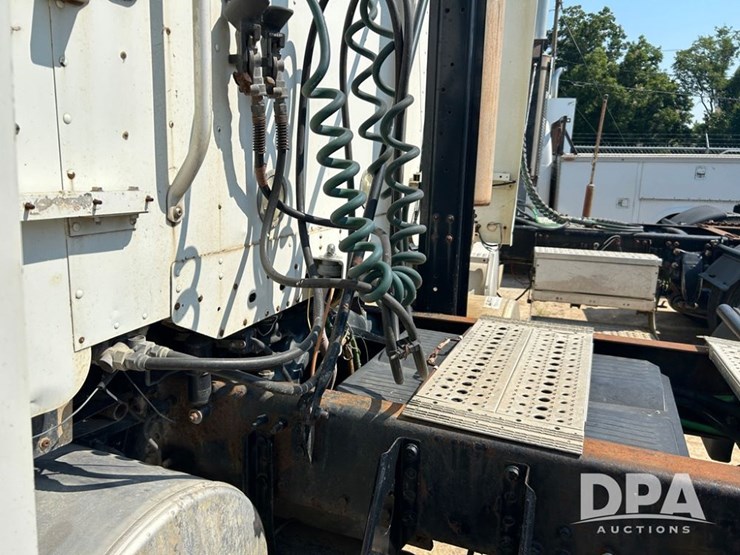 2002-freightliner-columiba-day-cab-truck-(cp0659,-unit-28071)-image-10