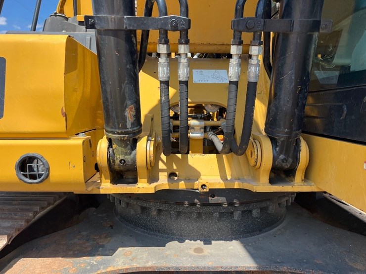 2018-caterpillar-320-image-14