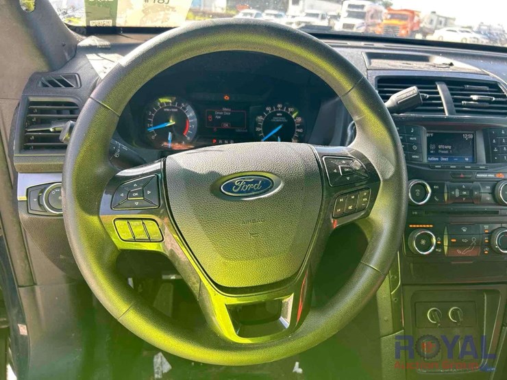 2016-ford-explorer-image-13