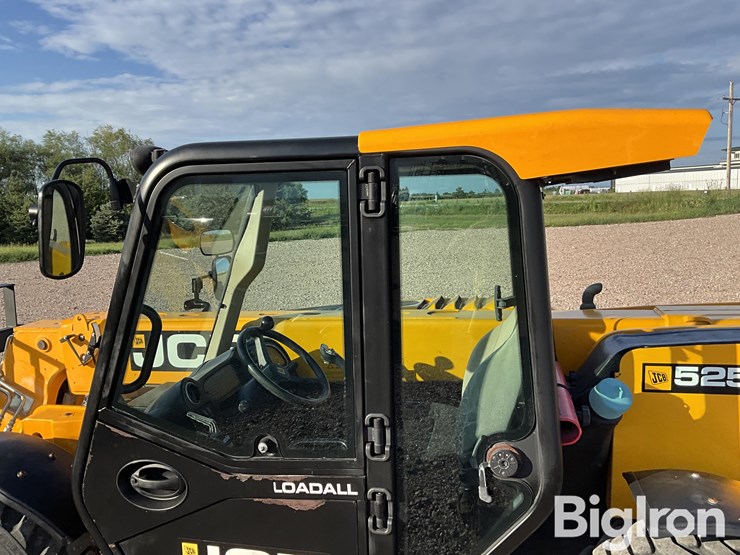 2017-jcb-525-60-image-17