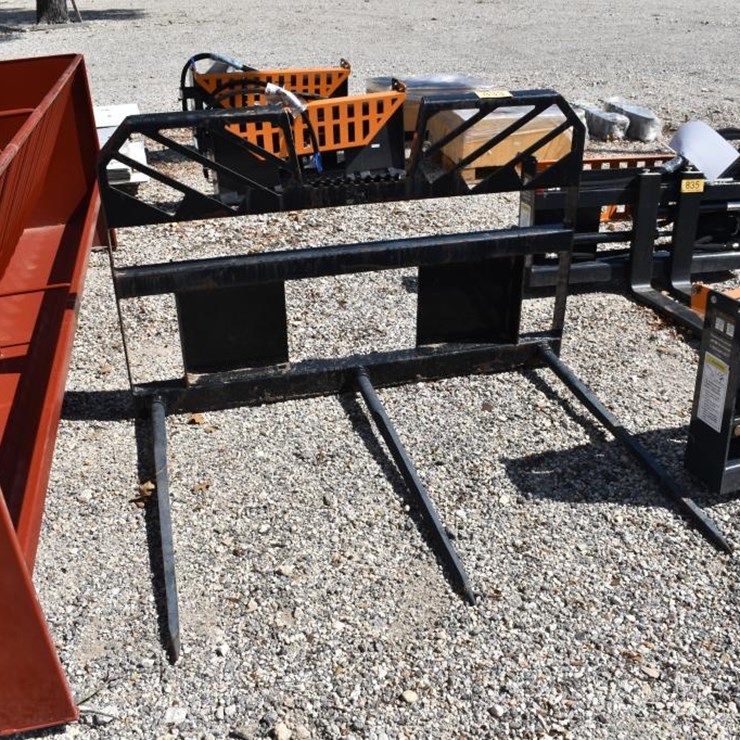 SKID STEER 3 SPEAR HAY SPEAR