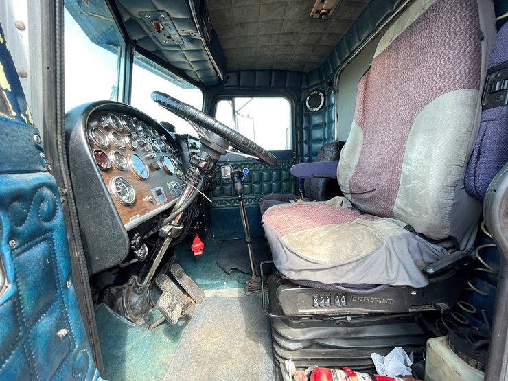 #2148-•-1985-peterbilt-359-truck-tractor-(has-mn-title)-image-27